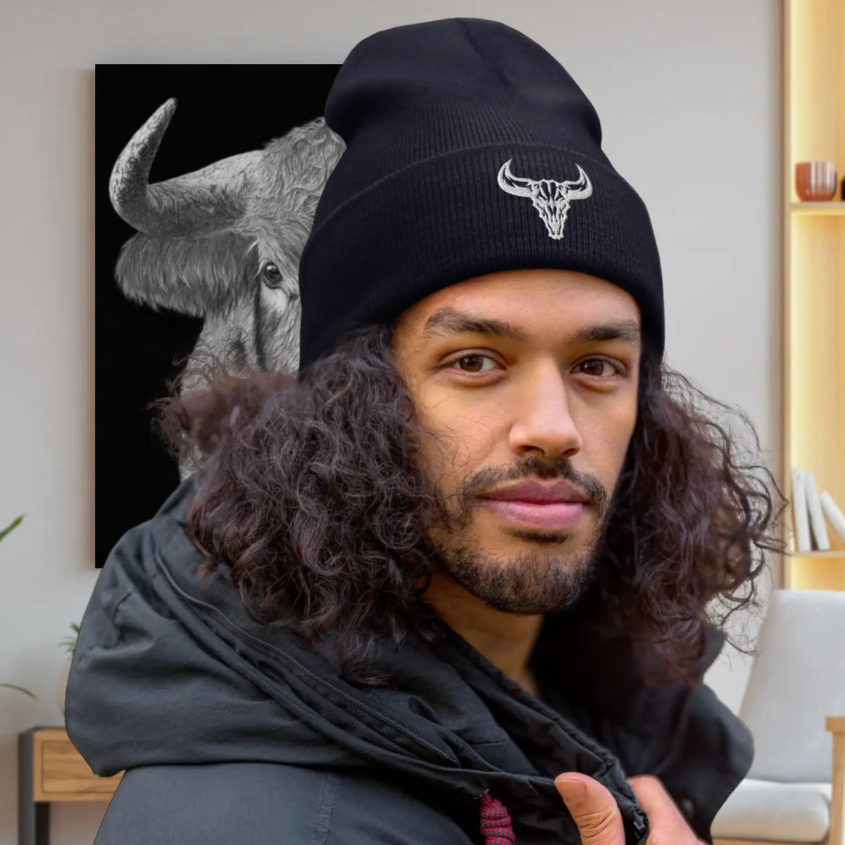 Gorro de punto para invierno tipo beanie con el logo bordado blanco de David Mateo Art.