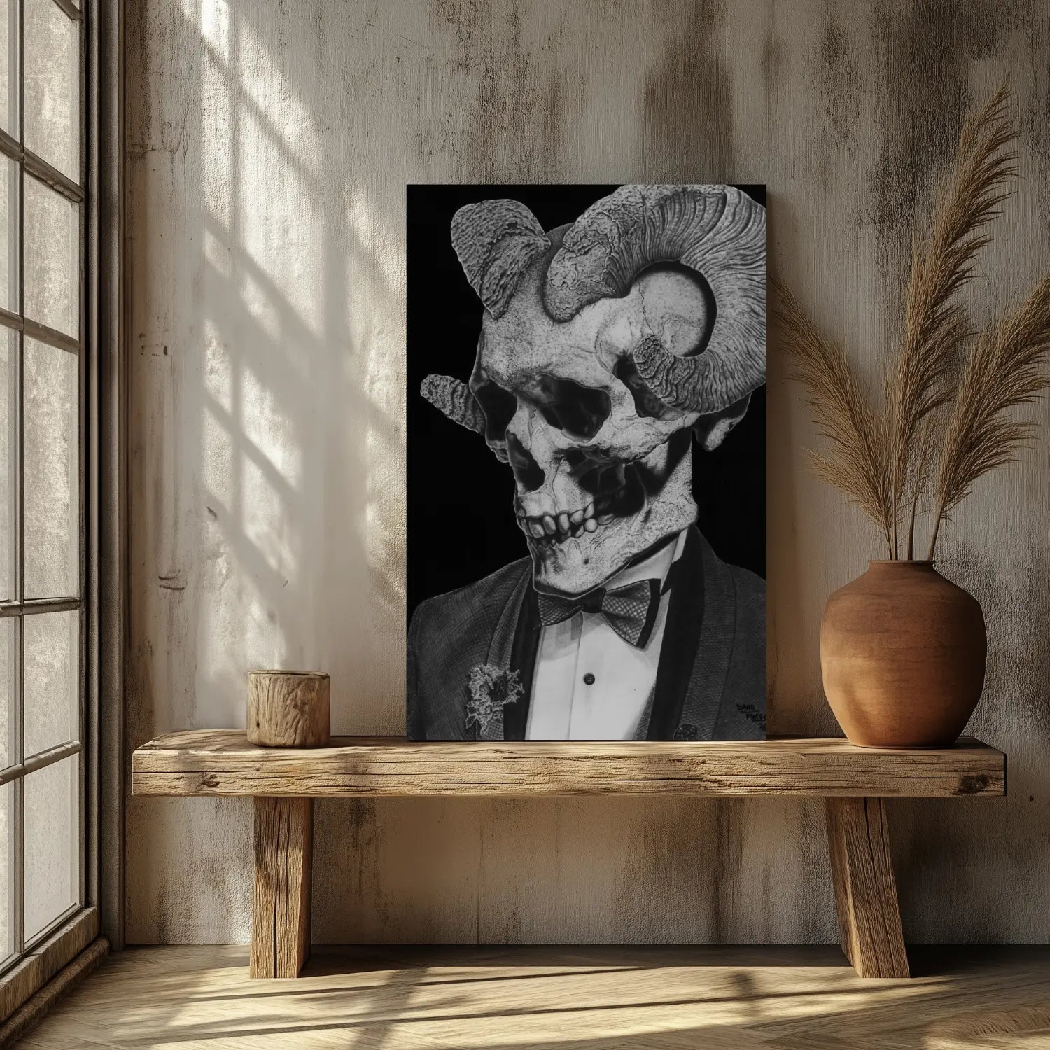 Ilustración moderna de estilo gótico de una calavera con cuernos de cabra y esmoquin apoyada en un banco junto a una ventana.