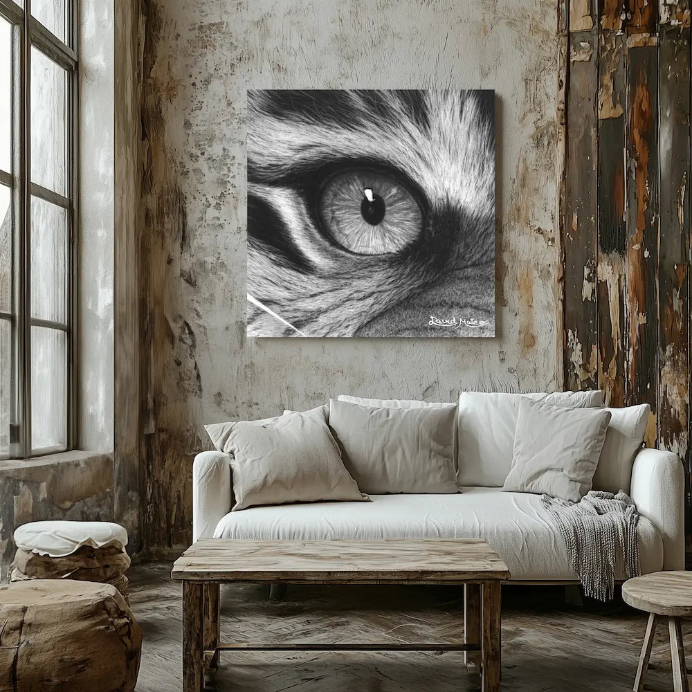 Ilustración hiperrealista de un ojo de tigre a carboncillo colgado en una pared de un salón de estilo industrial moderno junto a una ventana.