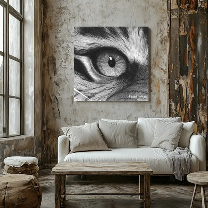Ilustración hiperrealista de un ojo de tigre a carboncillo colgado en una pared de un salón de estilo industrial moderno junto a una ventana.