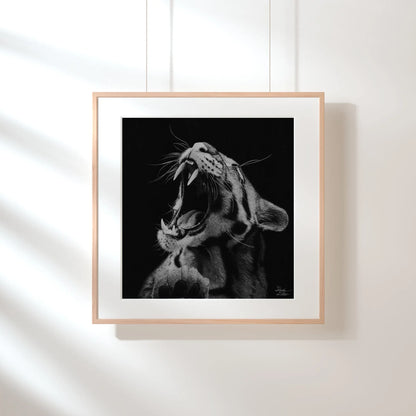 Impresión de arte salvaje que muestra un tigre con la boca abierta, contrastando la ferocidad del dibujo con un fondo de mantas de punto suaves y cálidas.