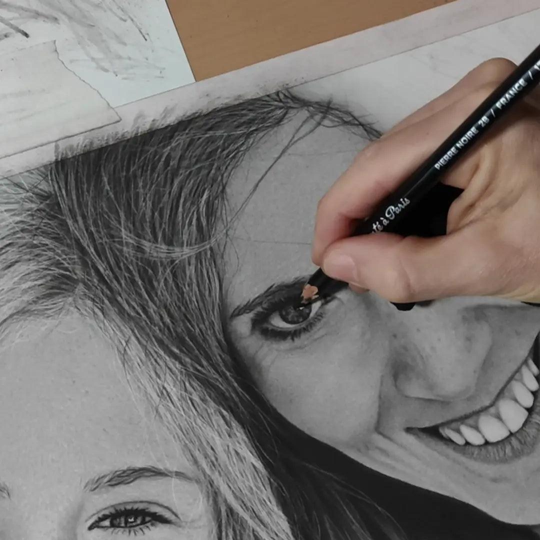 Imagen del proceso de creación de un dibujo a carboncillo hecho por encargo por el artista David Mateo.