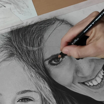 Imagen del proceso de creación de un dibujo a carboncillo hecho por encargo por el artista David Mateo.