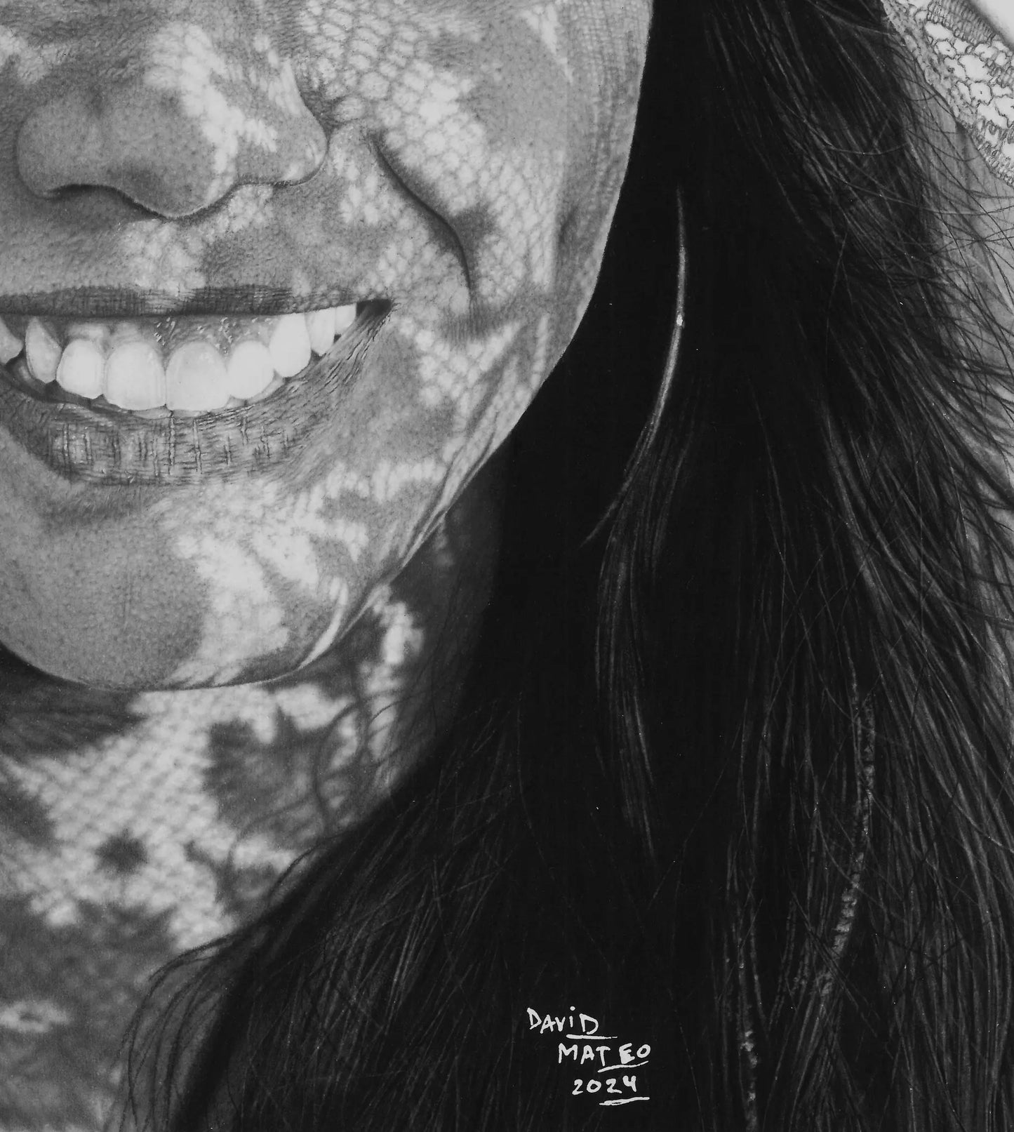 Detalle lateral del rostro mostrando la proyección de sombras del velo sobre la mejilla y el cuello con alto contraste.