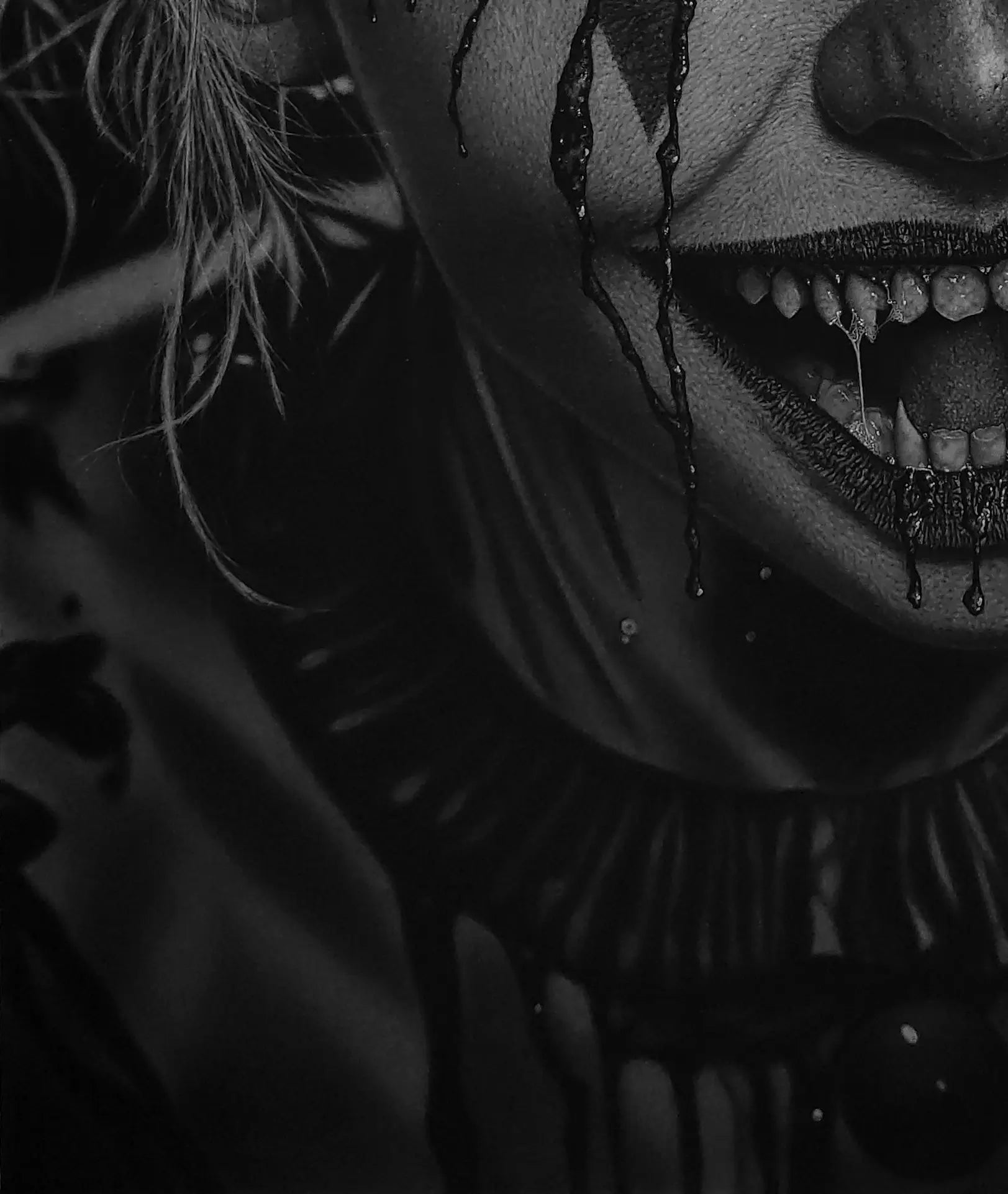 Primer plano de la boca y el sombreado expresivo del retrato “Lágrimas de Sangre”.