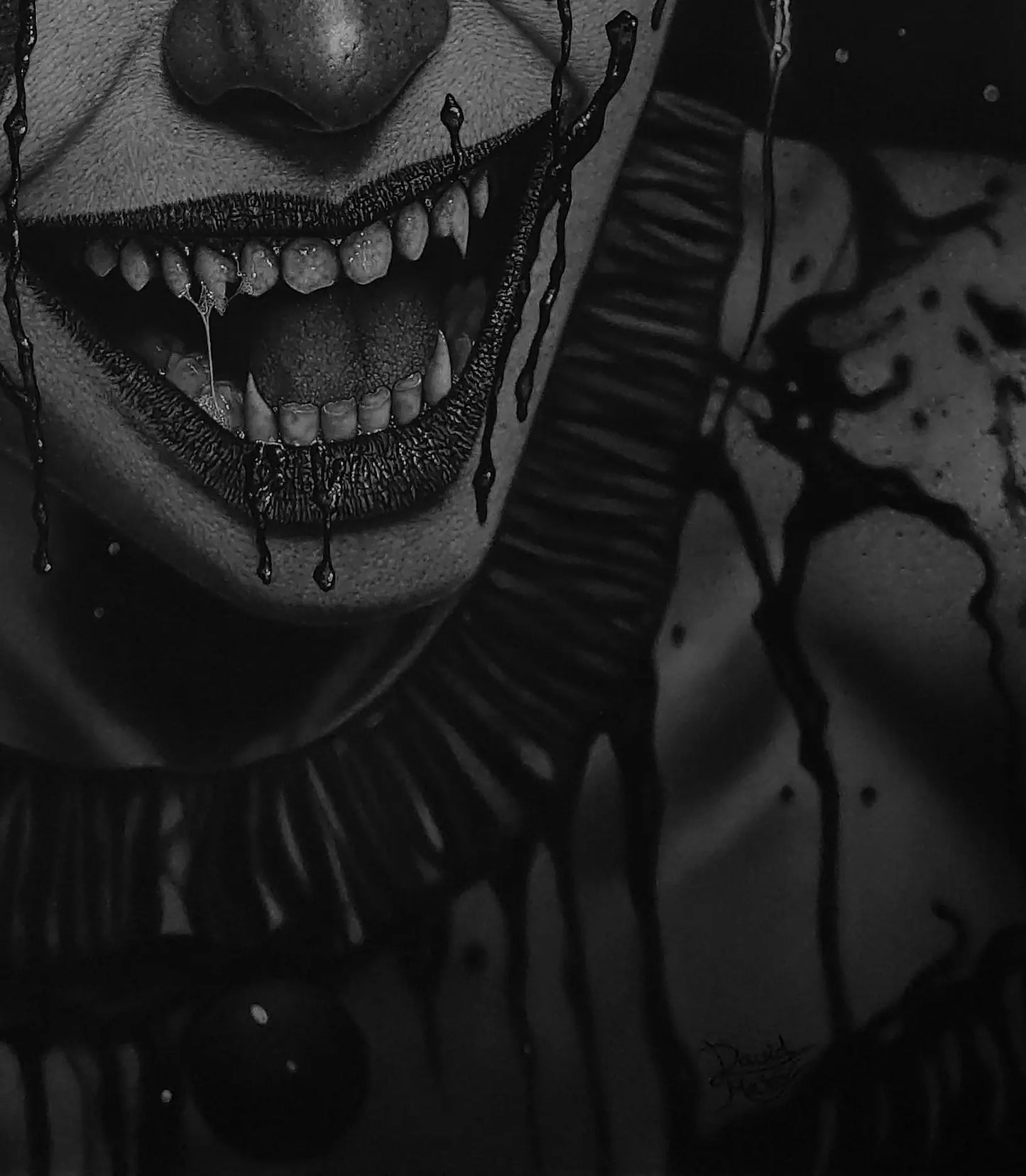 Detalle de la mandíbula y contrastes del retrato en carboncillo “Lágrimas de Sangre”.