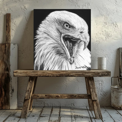 Lámina decorativa para pared de un águila calva a carboncillo en blanco y negro sobre un banco de madera en un ambiente de estilo industrial. Dibujo a lápiz.