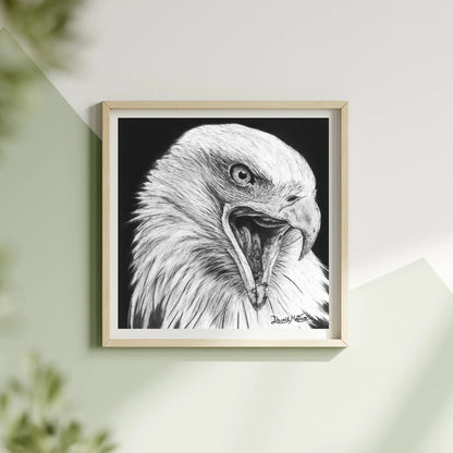 Primer plano del águila con el pico abierto: un dibujo a carboncillo con detalle extremo en cada pluma. Exhibe la maestría del hiperrealismo de David Mateo.