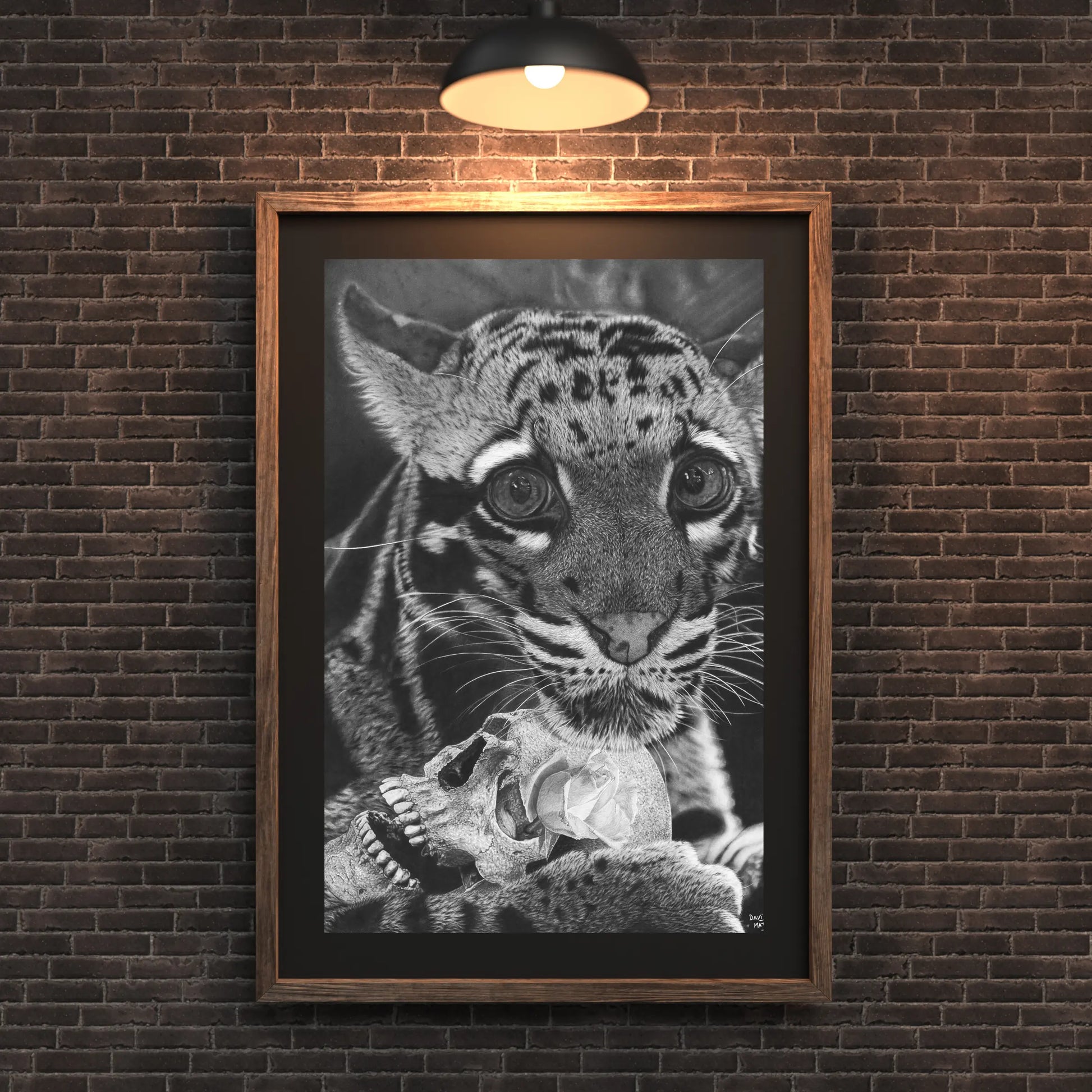 “Arte animal realista de un leopardo con calavera, impreso y colgado en un interior contemporáneo.”