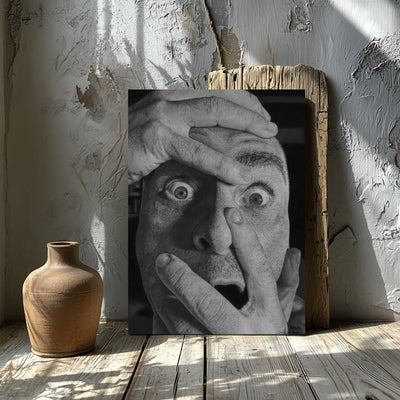 Dibujo a lápiz de autorretrato hiperrealista a grafito titulada "El Grito Silencioso" de David Mateo Art en una decoración de estilo rústico y artístico.