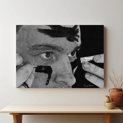 Dibujo a lápiz de autorretrato hiperrealista Batallarte, David Mateo Art finalista Tartget Prize 2025. Decoración de interiores.