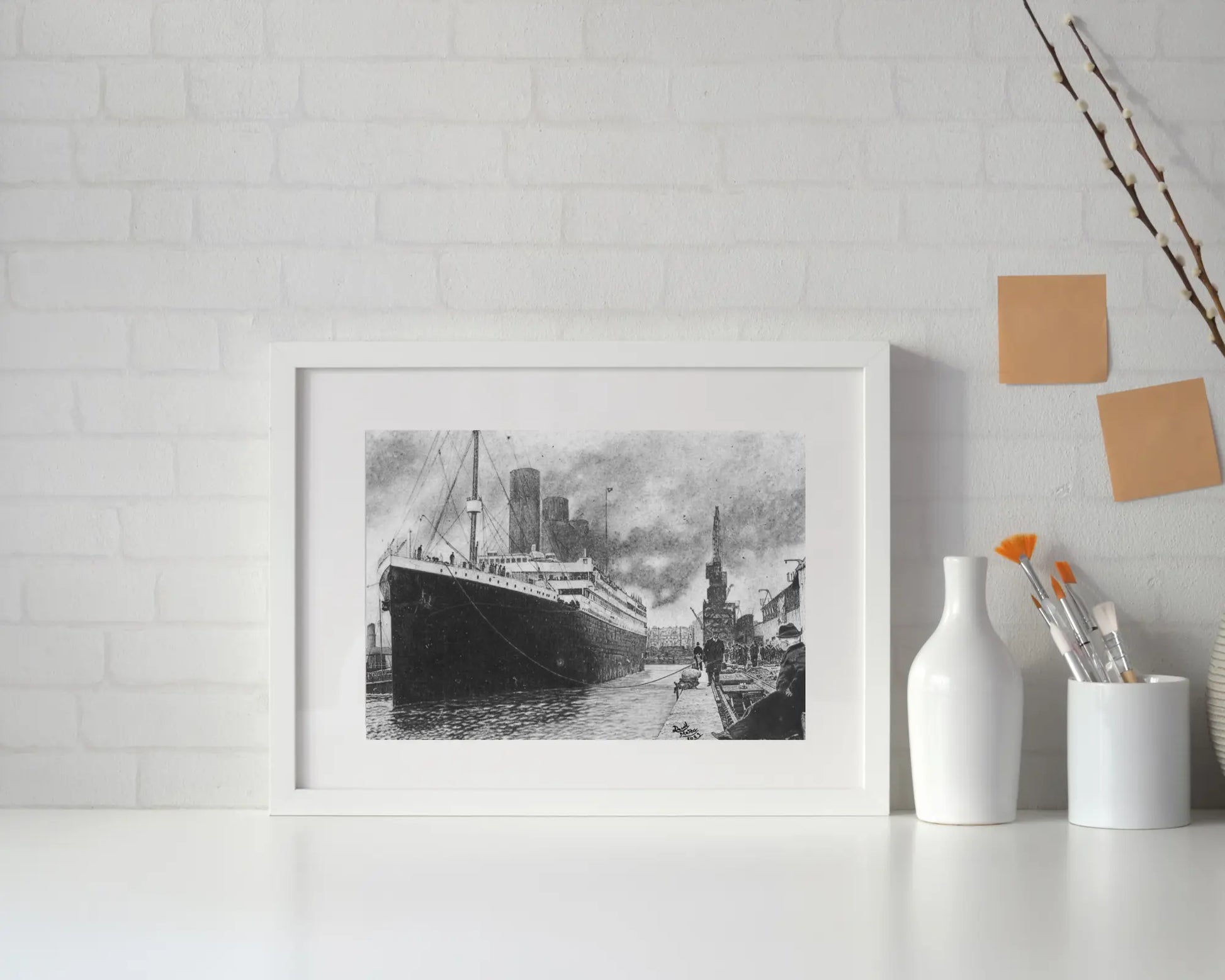 Lámina con la ilustración del RMS Titanic en el puerto, un dibujo a lápiz en blanco y negro que captura la atmósfera histórica de la navegación transatlántica.