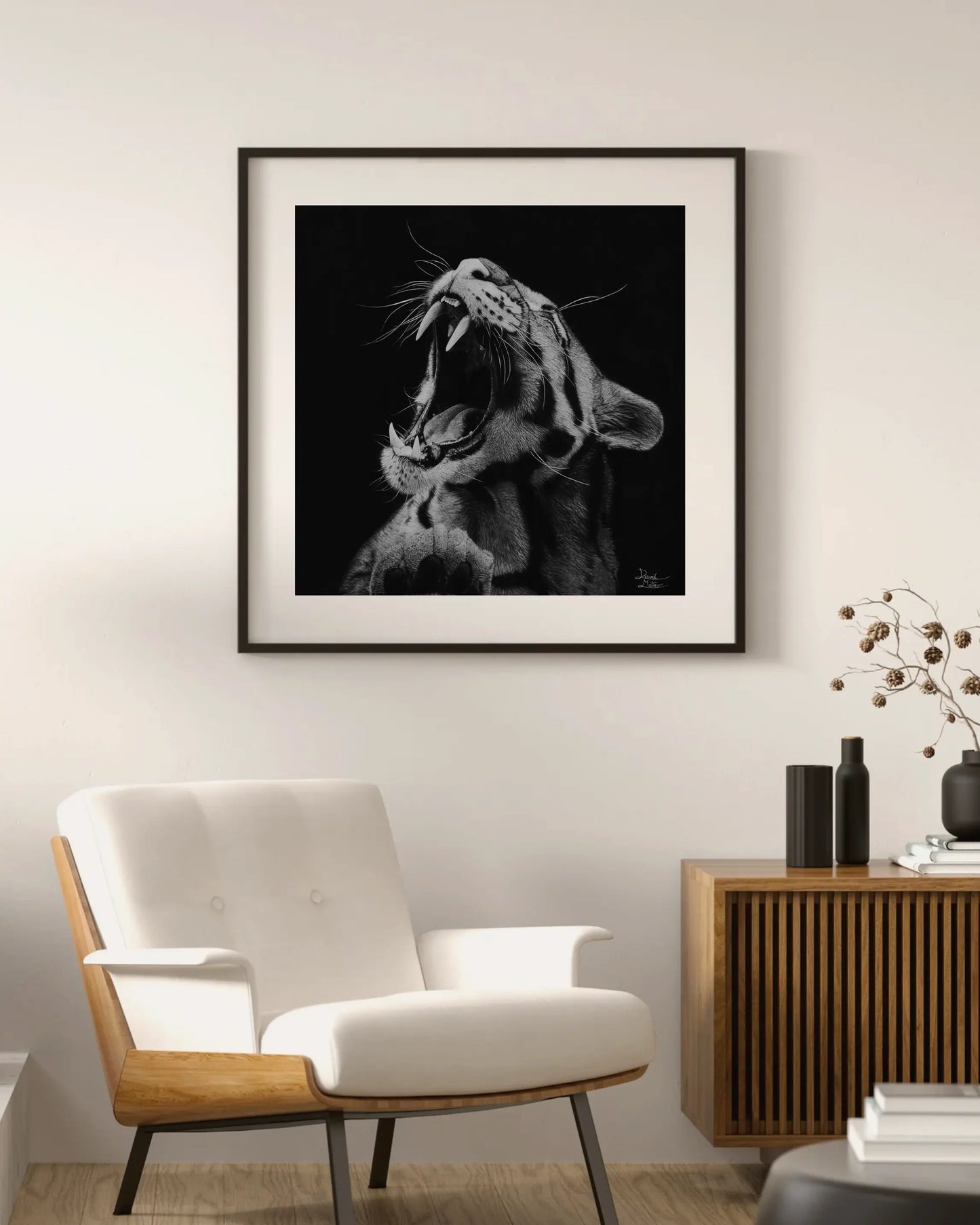 Dibujo detallado de David Mateo de un tigre en blanco y negro, con gran textura de pelo y colmillos, presentado en un ambiente hogareño (cozy).