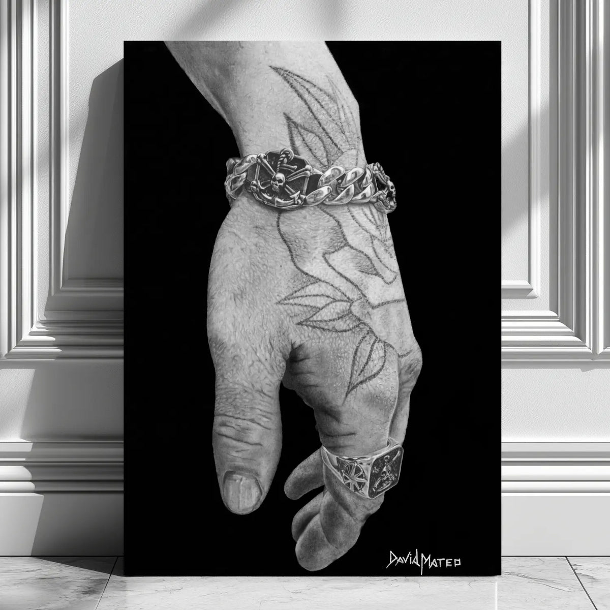 Lámina decorativa para pared de una mano tatuada con anillo y pulsera de acero inoxidable de David Mateo.