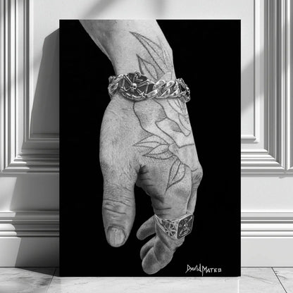Lámina decorativa para pared de una mano tatuada con anillo y pulsera de acero inoxidable de David Mateo.