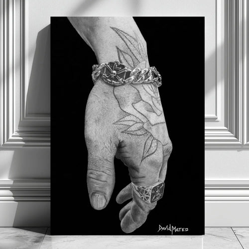 Lámina decorativa para pared de una mano tatuada con anillo y pulsera de acero inoxidable de David Mateo.