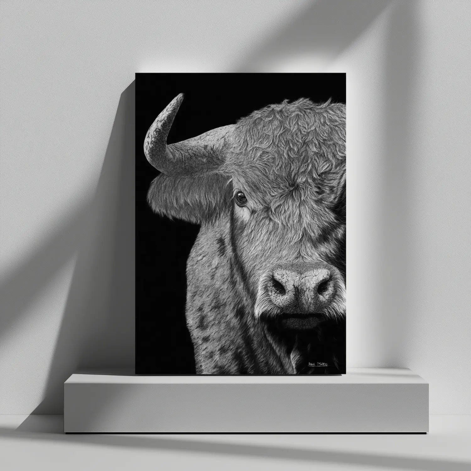 Lámina decorativa para pared de un toro salvaje, dibujo a lápiz en hiperrealismo.