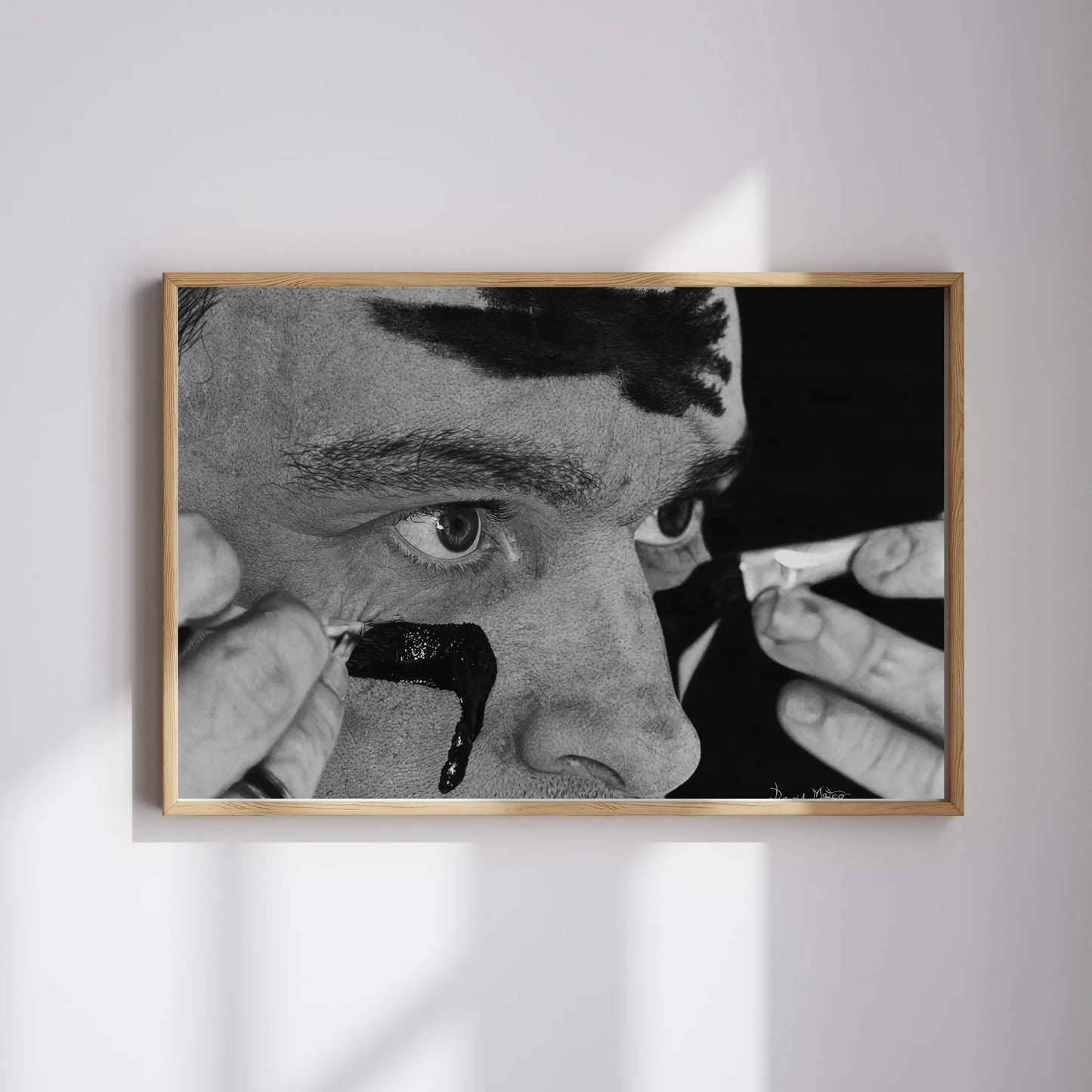 Lámina enmarcada de 'Batallarte', obra finalista del prestigioso Target Prize 2025. Retrato hiperrealista en blanco y negro de un hombre con pintura en el rostro.
