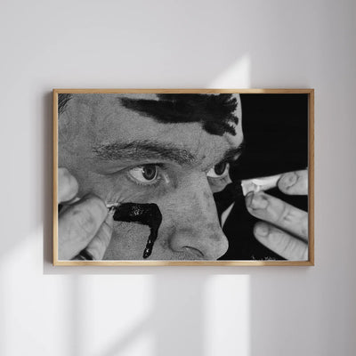 Cuadro decorativo moderno para pared enmarcado de 'Batallarte', obra de arte finalista del prestigioso Tartget Prize 2025. Retrato hiperrealista en blanco y negro de un hombre con pintura en el rostro.