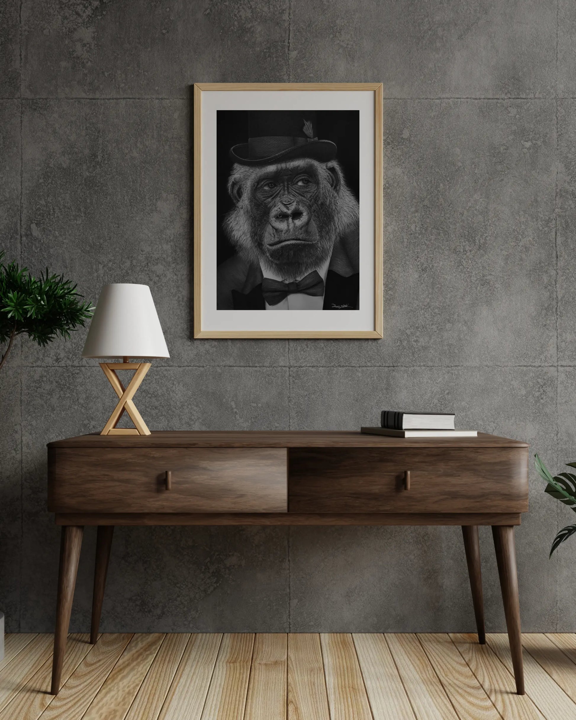 Lámina de un gorila elegante con sombrero y esmoquin exhibido en un salón de estilo minimalista.