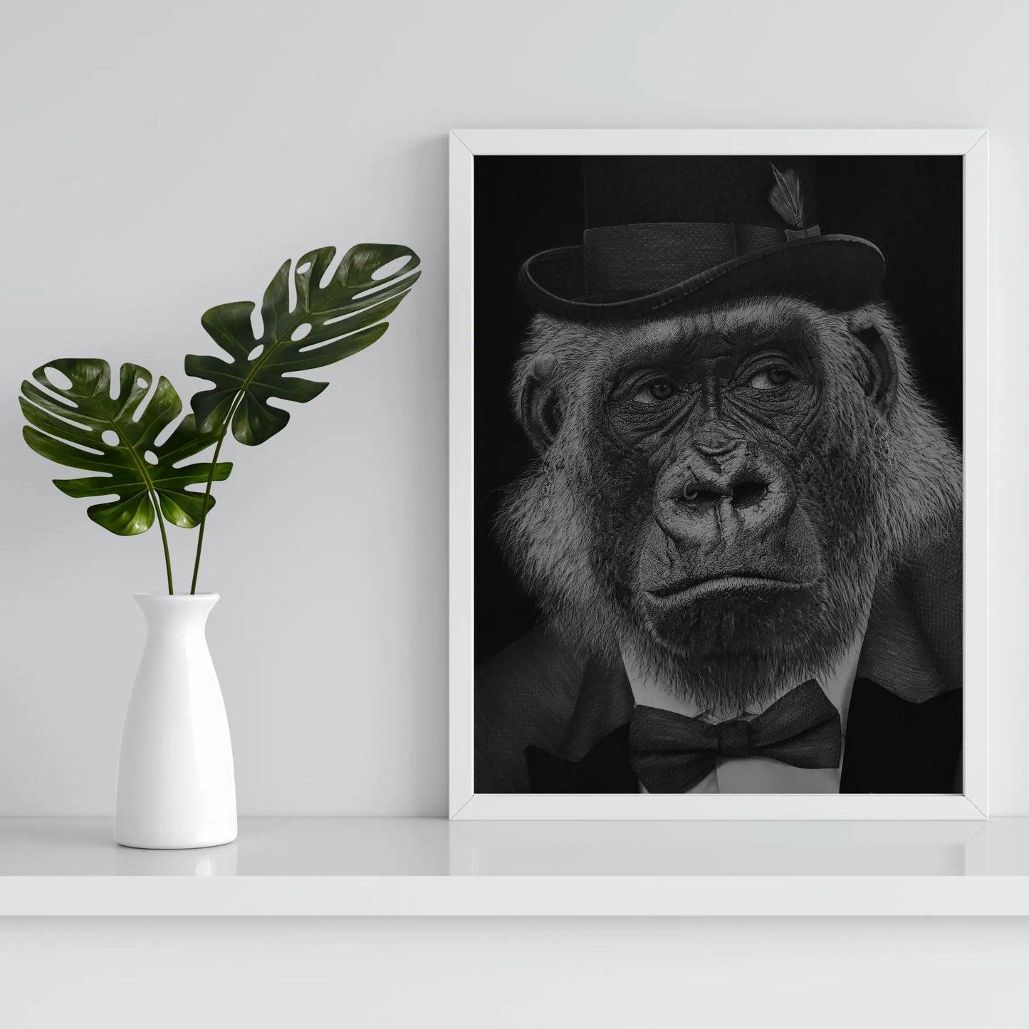 Dibujo realista de un gorila con traje y sombrero, presentado en un mockup de interior minimalista.