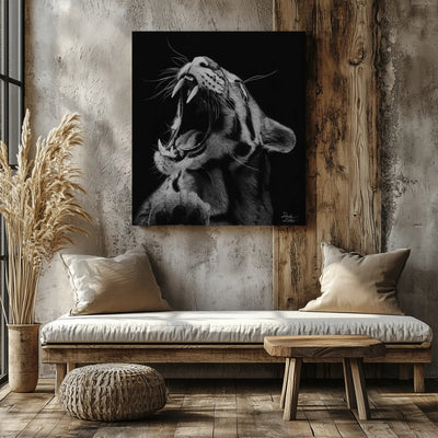Lámina decorativa para pared hiperrealista de un leopardo rugiendo realizado a carboncillo exhibido en la pared de un salón minimalista junto a una ventana. Dibujo a lápiz.