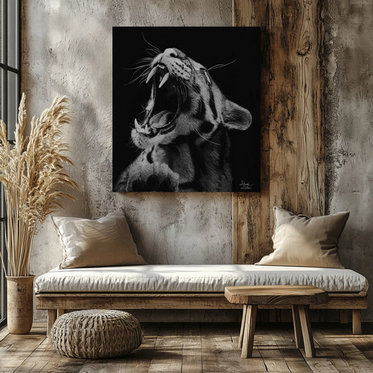 Lámina hiperrealista de un leopardo rugiendo realizado a carboncillo exhibido en la pared de un salón minimalista junto a una ventana.