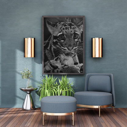 “Ilustración detallada de un leopardo en blanco y negro acompañado de una calavera, mostrada en un entorno moderno.”