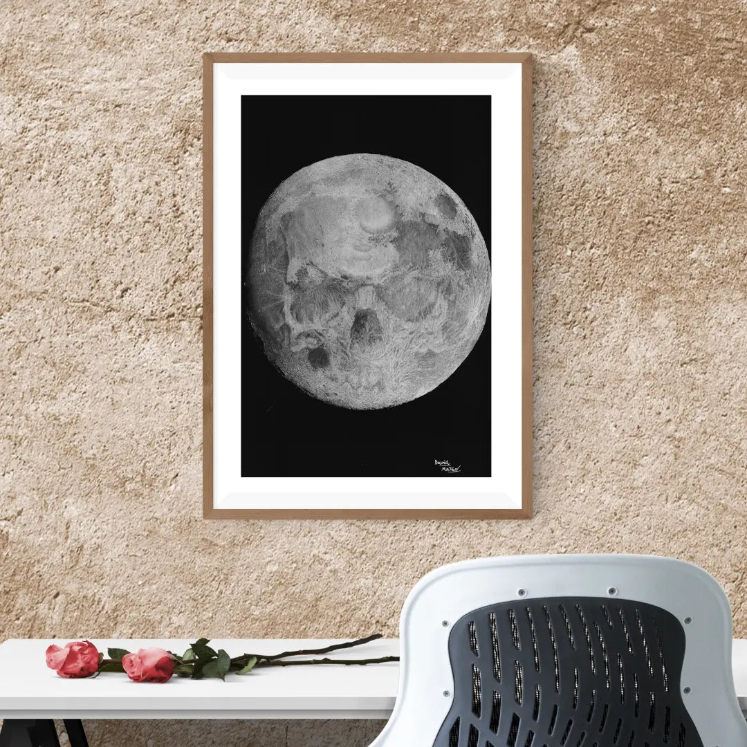 Impresión artística que juega con la ilusión óptica. La superficie de la luna está dibujada para parecer un cráneo, creando un efecto visual intrigante.