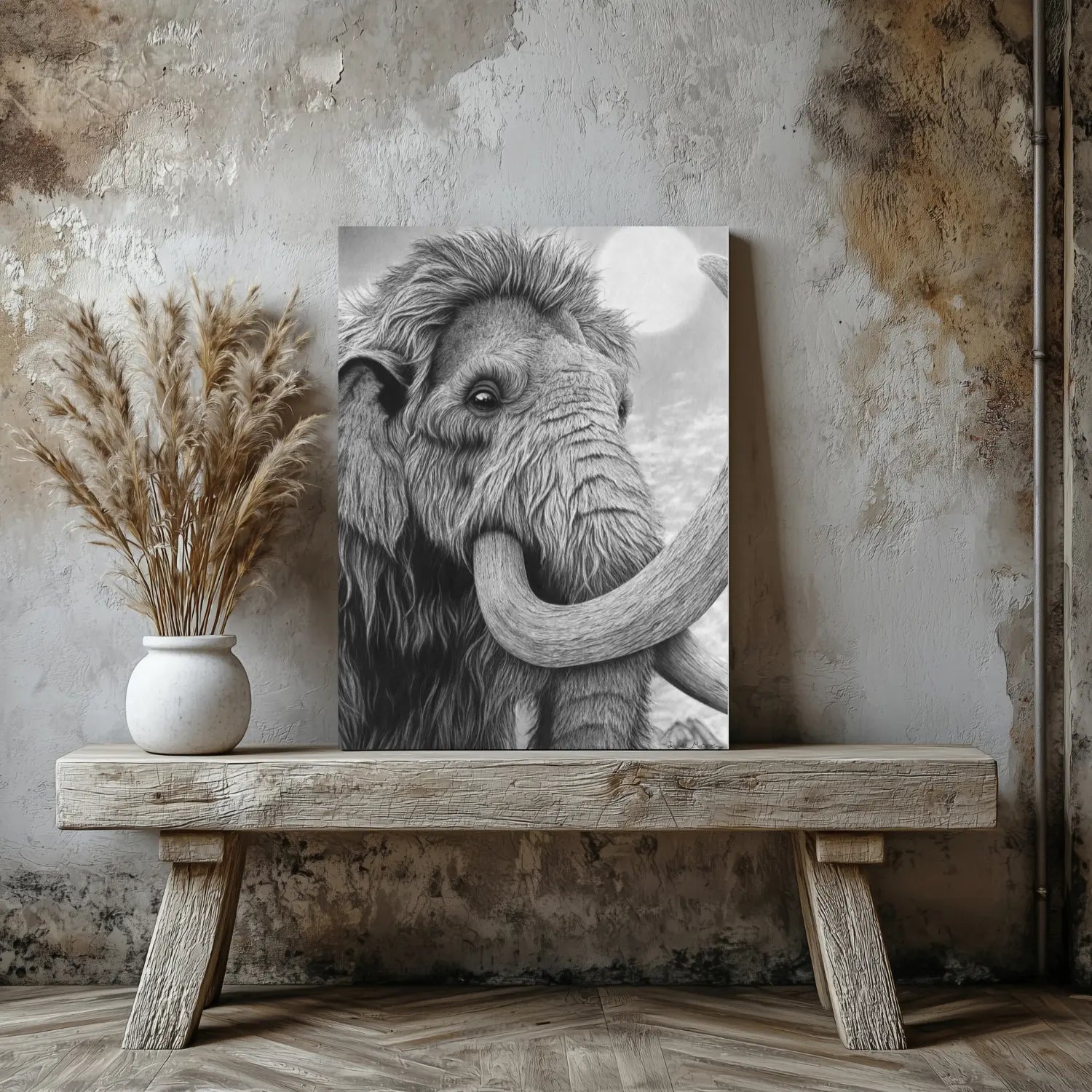 Lámina artística decorativa de un Mamut lanudo dibujado con técnica hiperrealista con carboncillo sobre papel apoyada sobre un banco de madera en una habitación moderna. 