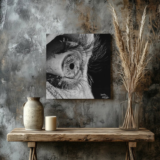 Lámina de un ojo humano hiperrealista a carboncillo sobre papel exhibido en un ambiente de acabado industrial moderno.