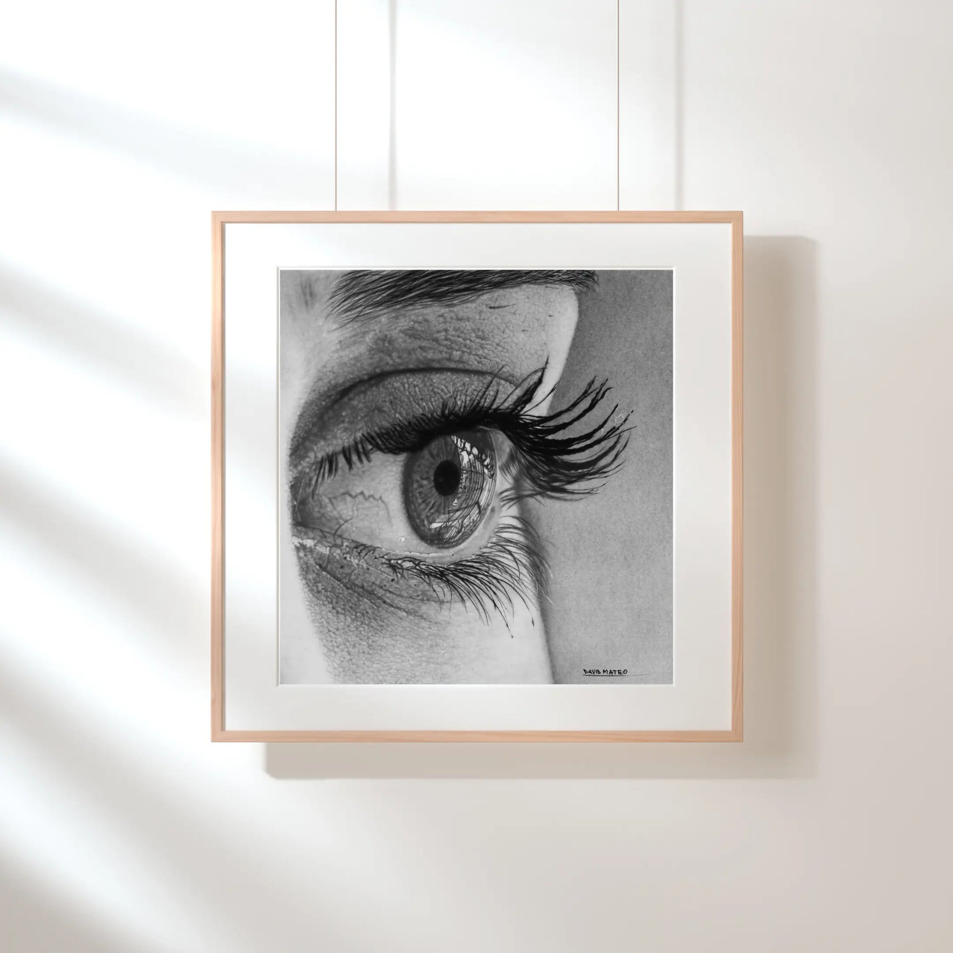 Lámina 'Reflejos'. Un primer plano hiperrealista del ojo humano que captura una mirada intensa y emocional. La obra se centra en el sentimiento y la expresión.