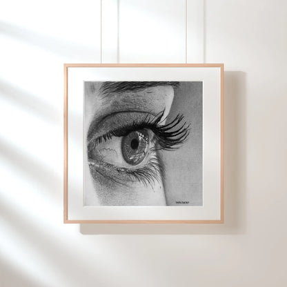 Lámina 'Reflejos'. Un primer plano hiperrealista del ojo humano que captura una mirada intensa y emocional. La obra se centra en el sentimiento y la expresión.