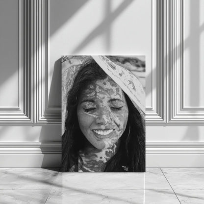 Lámina de retrato hiperrealista a grafito Bendito Sol, dibujo de mujer sonriendo con sombras de encaje en la cara de David Mateo Art.