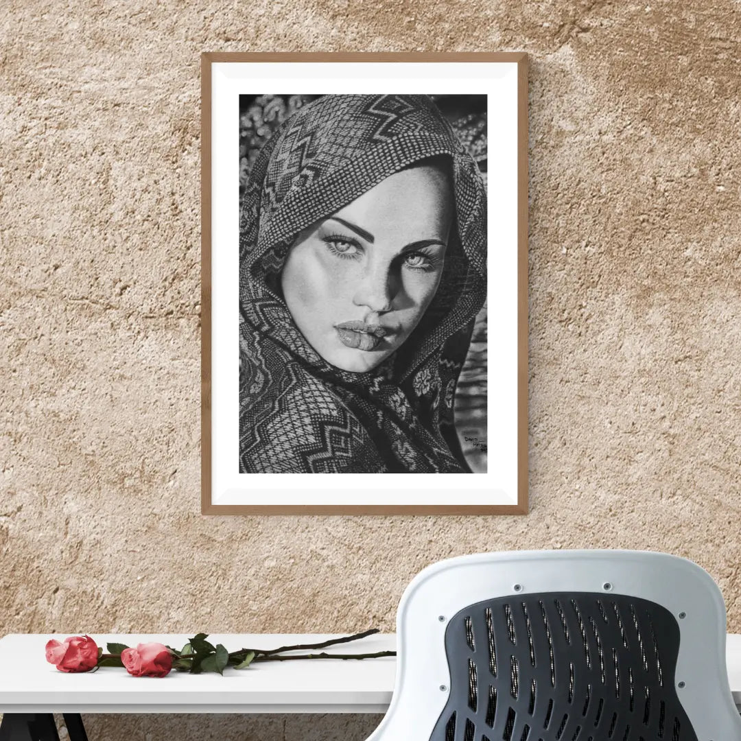 Obra de arte David Mateo Art. Retrato de mujer en blanco y negro, colgado sobre un mueble de madera, combinando arte dramático con diseño minimalista.