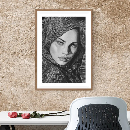 Obra de arte David Mateo Art. Retrato de mujer en blanco y negro, colgado sobre un mueble de madera, combinando arte dramático con diseño minimalista.