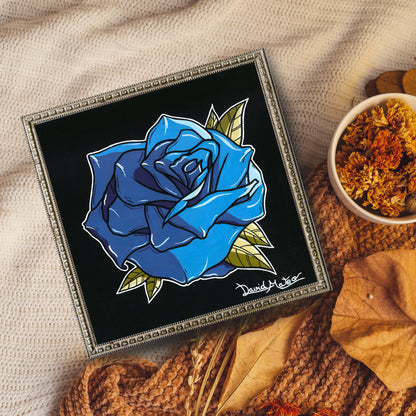 Cuadro cuadrado enmarcado en madera clara, con una rosa azul intensa. Perfecto para decoración moderna, juvenil o para añadir un toque de color pop art a un espacio minimalista.