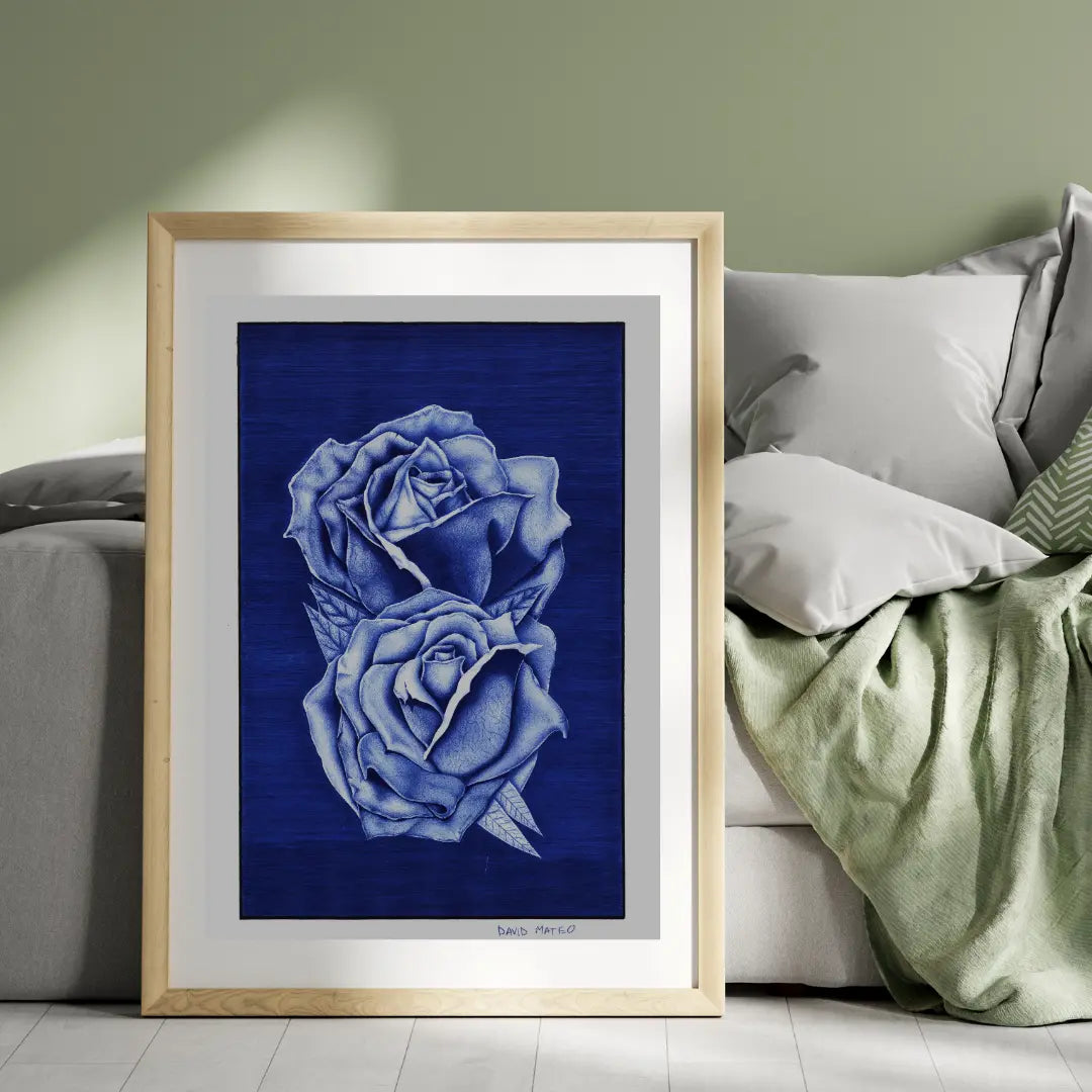 Cuadro de arte floral con rosas azules, enmarcado en madera. Decora un espacio de trabajo moderno con una pared de textura rugosa, añadiendo un toque de color y sofisticación.