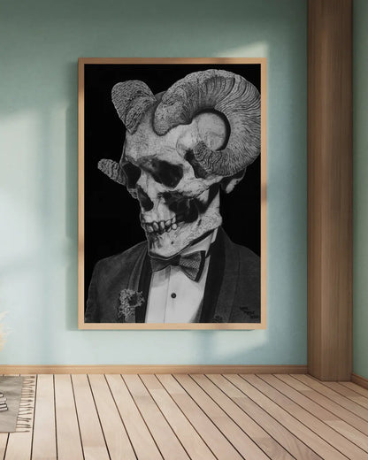 Lámina del dibujo 'Cabravera'. Un cráneo con cuernos de cabra y esmoquin, fusionando el estilo gótico con la elegancia formal. Pieza de arte simbólico.