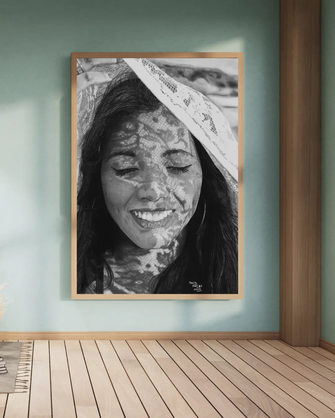 Impresión artística de una mujer con los ojos cerrados y una gran sonrisa. El detalle de la sombra de encaje la convierte en una pieza de conversación única.