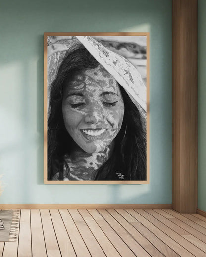 Impresión artística de una mujer con los ojos cerrados y una gran sonrisa. El detalle de la sombra de encaje la convierte en una pieza de conversación única.