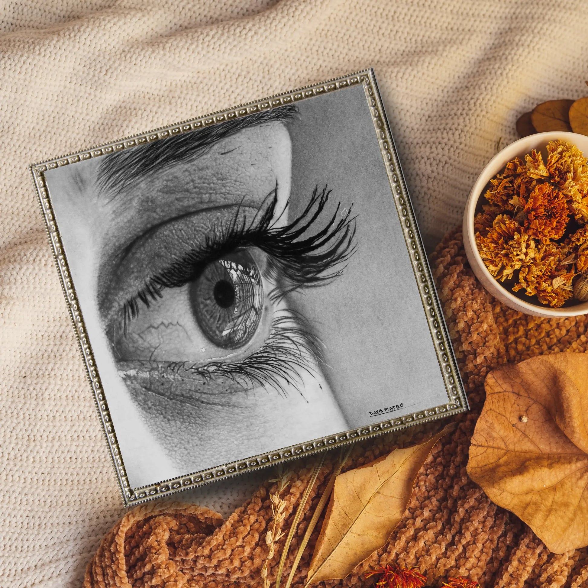 Dibujo a carboncillo del ojo de una mujer de perfil, con detalle extremo en las pestañas largas, el iris y la textura de la piel. Muestra la precisión del hiperrealismo.