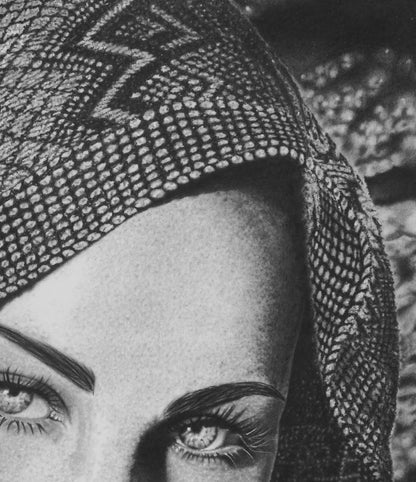 Detalle de los ojos claros y la mirada intensa de la modelo, con un trabajo minucioso en las pestañas y el iris.