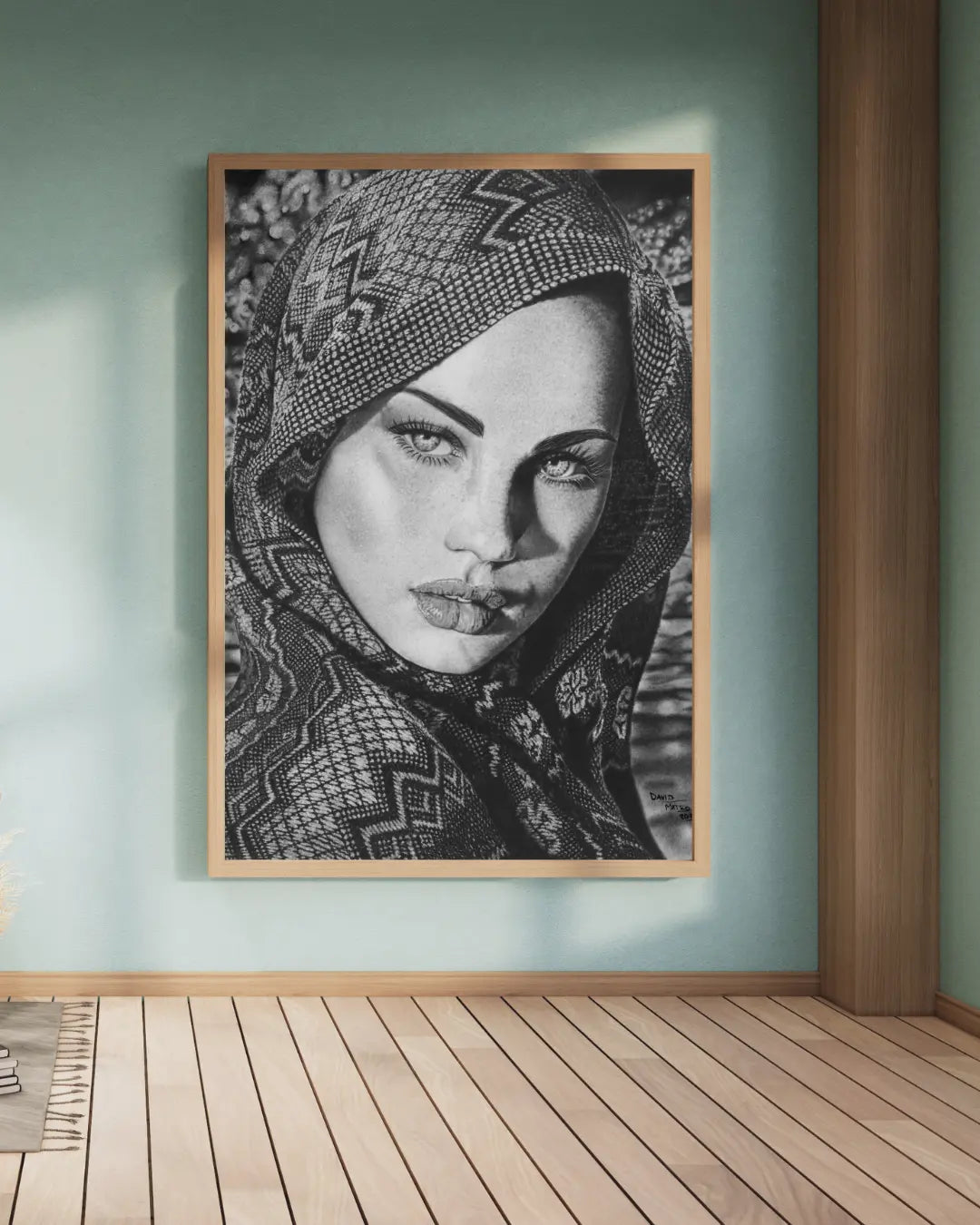 Lámina hiperrealista en blanco y negro de un retrato de mujer con tela velada y mirada intensa, estilo carboncillo.