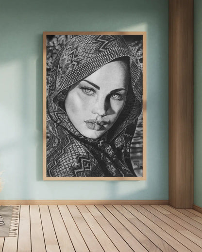 Lámina hiperrealista en blanco y negro de un retrato de mujer con tela velada y mirada intensa, estilo carboncillo.