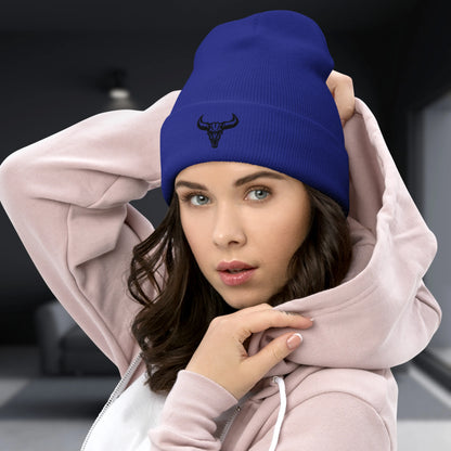 Gorro de lana unisex con bordado de cráneo animal. El color naranja neón es llamativo y lleva el logo de la marca David Mateo Art.