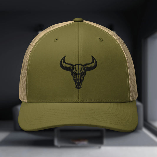 Gorra Trucker verde militar de malla con visera curvada. El logo del cráneo de toro bordado en negro ofrece un contraste visual muy llamativo y audaz.