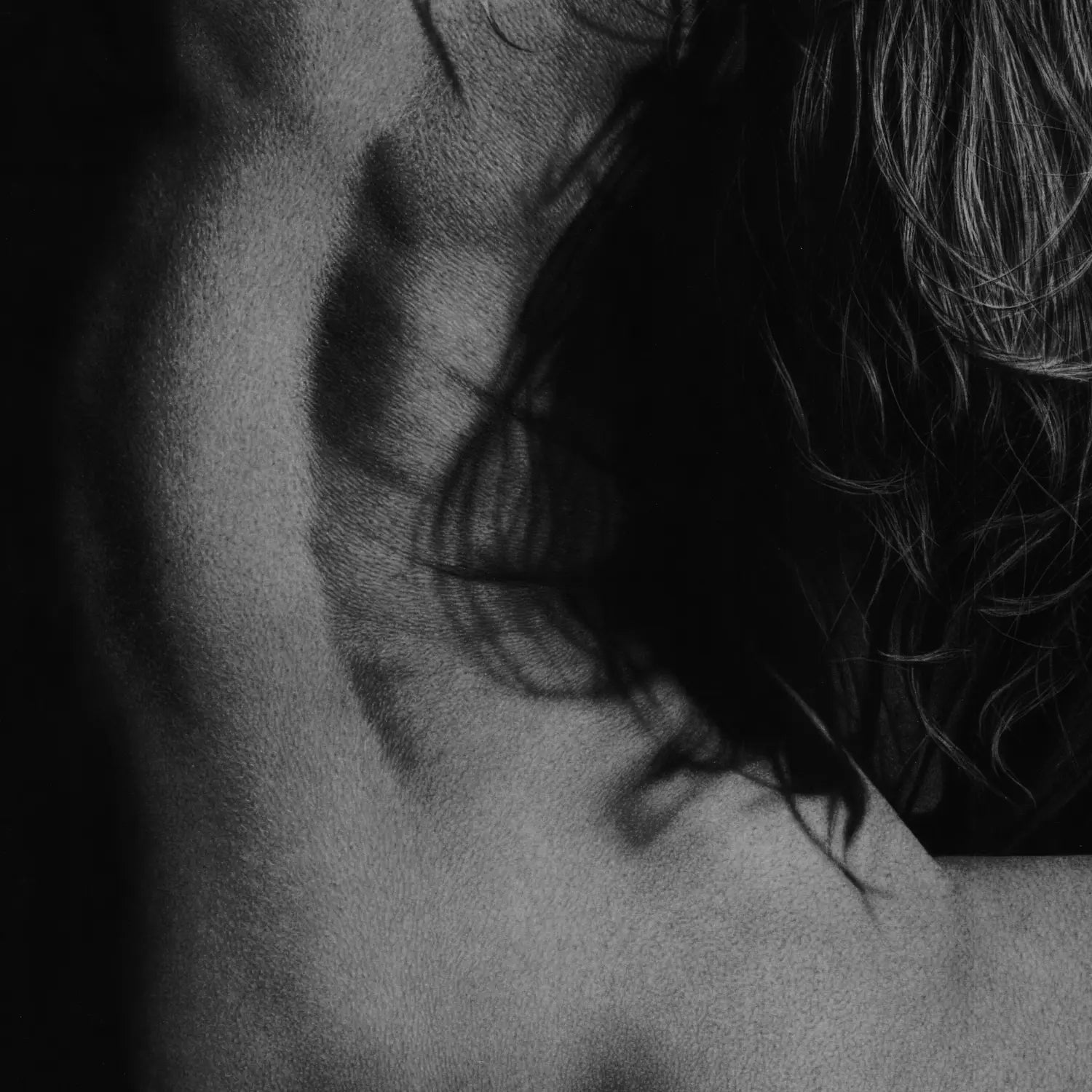 Obra de arte a carboncillo de un desnudo artístico femenino titulado Deseo del artista David Mateo.