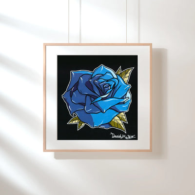 Rosa azul con hojas doradas sobre fondo negro en estilo neo tradicional, print de pintura acrílica por David Mateo enmarcado en madera natural.