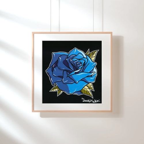 Rosa azul con hojas doradas sobre fondo negro en estilo neo tradicional, print de pintura acrílica por David Mateo enmarcado en madera natural.